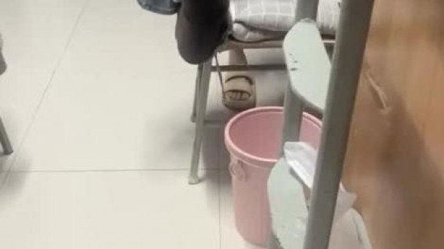 【女大学生宿舍】，偷拍室友，拉上蚊帐，极品粉穴美乳，少女气息迎面而来，紧张刺激香艳 - 5XSQ.COM