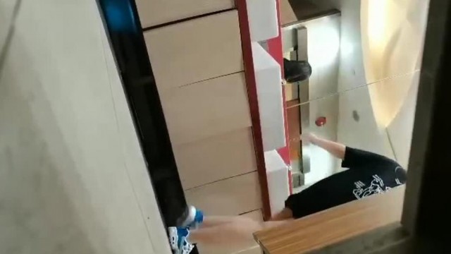 潜伏女厕偷拍两个鲜嫩学生妹的粉逼，其中一个妹子有所怀疑 - 5XSQ.COM