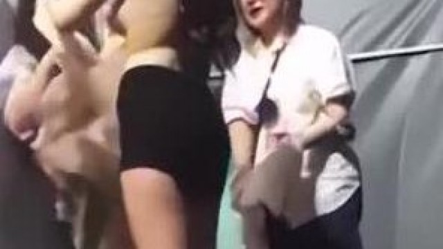 令人发指！大热女团20岁女偶像Nancy在颁奖典礼后台更衣时被偸拍~几个助理忙活~波挺又大 - 5XSQ.COM