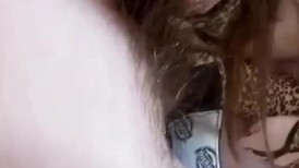 淫妻和老公打着电话偷情 孩子还在敲着门 这心里素质不是一般的好