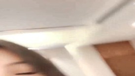 颜值不错的御姐深夜约啪大哥让大哥大鸡巴抽脸草嘴深喉，压在身下爆草揉奶扯她脸，草的骚逼叫爸爸上位抠菊花