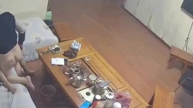 尤物人妻极品骚婊背着男友约了他的兄弟看了视频之后，你就晓得为什么那么多女人喜欢3p了，日料店就被干了