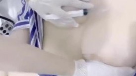 极品！！！想不想吃护士姐姐的奶子？两个极品小护士互舔互摸，极度诱惑，这奶子真是太极品了，两个都是我的~
