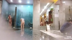 洗浴酒店女士区内部真实曝光，入镜的年轻美女太极品了，肤白奶大又挺，还发现一位孕妇宝妈