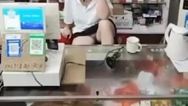 烟酒店熟女老板娘 故意露逼勾引顾客 阴毛户型清晰可见 这生意何愁不爆？