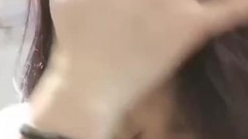 《姐弟乱伦》身材火爆皮肤白皙的姐姐换上开档黑丝引诱帅气的弟弟做爱