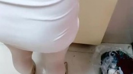 剧情演绎：攻略自己的骚货小嫂子，从厨房开始逐步推进，半推半就掏出鸡巴插入骚穴就老实了！