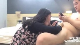 愛 欲 隨 風 起 極 品 巨 乳 良 家 少 婦 3P激 情 ， 大 奶 夾