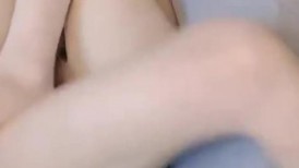 骨感高高瘦瘦的身材，超养眼的嫩逼 跪地扒穴 完美后入