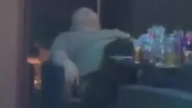 全网疯传 青岛奥斯卡酒吧 妹子当众给一个胖子口交 后被围观者制止001