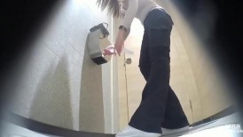 七月最新流出精品厕拍 夜总会女厕高清后拍极品小姐姐逼上贴了张纸尿液顺着纸巾流下掉落满逼的白带超级反差