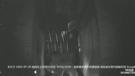 传说中的国产野外放尿神作 偷拍附近大牌档两个女食客尿尿戴眼镜的妹子咋看还以为是个男的