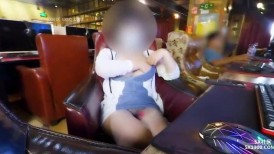 【公共场所】穿着黑丝+包臀超短裙，门户大开在网吧里用跳蛋自慰，周围人来人往