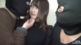 人妻在公共厕所被轮奸，真刺激啊