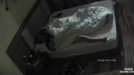 安防酒店偷拍❤️中年领导男隔夜开好房等待情人早上到来打开窗帘做爱中途把皮带拿起来勒住女人的嘴巴操的更