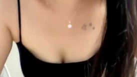 哺乳期的小少妇玩的好嗨啊，全程露脸伸着舌头要舔狼友大鸡巴，挤奶水给狼友喝，掰开骚逼抠弄自慰浪叫呻吟