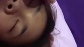 大学生妹妹被肥宅大叔灌醉酒带回酒店，各种姿势玩弄调教，妹子奶子确实不赖