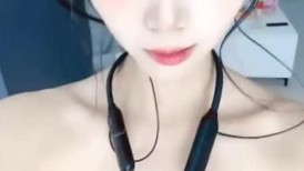 新来的极品小妹黑丝高跟全程露脸激情大秀，无毛白虎粉嫩蝴蝶逼跟狼友撩骚互动听指挥，揉奶玩逼自慰呻吟可射