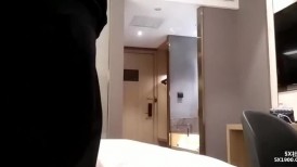 约两个小萝莉上门，选中短发小萌妹，乖巧听话抠穴抽插花式展示