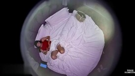 上帝视角酒店（新台）情趣圆床偷拍红衣白裙美女躺床上兴奋对着摄像头各种表情比耶男炮友要来了