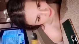 极品小姨子勾引姐夫姐夫一边跟姐姐电话一边被口爽的不得了