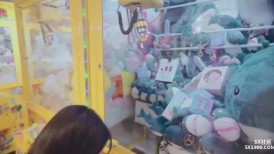 選物販賣娃娃機開幕啰～OL喬安下班的新娛樂 大庭廣眾下用搖桿插入下體來享受夾到娃娃的快感！魏喬安