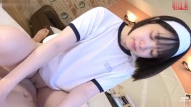 FC2 4744003 第三部，143cm平胸Eri酱（露脸）。穿着灯笼裤，剃毛阴户内射，POV。无码，评测加分。