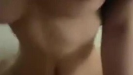 约炮大神援交失足学生妹 奶子带有粉粉的乳晕，爆乳小蛮腰极品尤物。骑在大肉棒上淫荡扭动骚臀