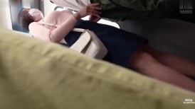 [无码破解]DANDY-991 <老太太，我碰你一下就勃起，都是你的错。> 一个色欲旺盛的熟女从后面用黏糊糊的手淫勾引她英俊的男朋友，尽管她的女朋友就在她旁边。